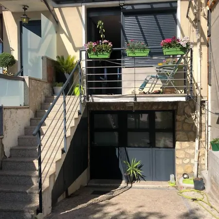 Casa de férias Charming House With Balcony Parking - Direct Paris